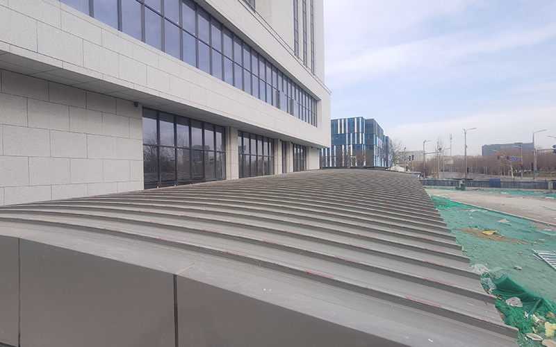 智能安保產(chǎn)業(yè)基地項目汽車坡道金屬屋面工程